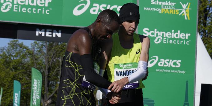 Julien Wanders (re.) belegt bei seinem ersten Marathon Rang 18. Julien Wanders Marathon Paris
