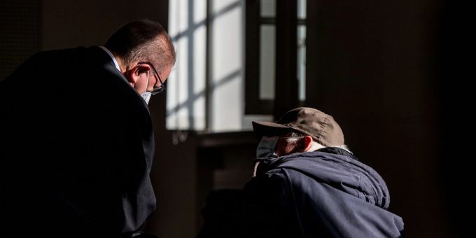 Der Angeklagte (r) beim Prozess in Dortmund mit seinem Anwalt. Jetzt ist der Mann zu einer Freiheitsstrafe verurteilt worden. Der Angeklagte (r) beim Prozess in Dortmund mit seinem Anwalt. Jetzt ist der Mann zu einer Freiheitsstrafe verurteilt worden.