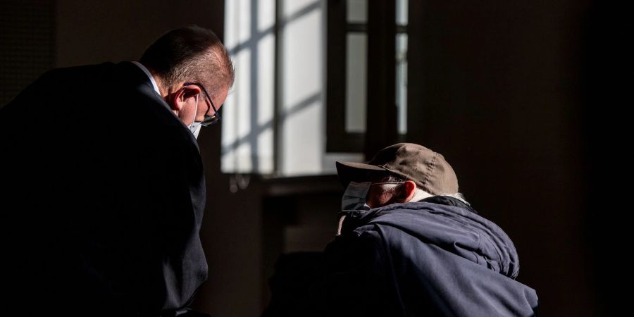 Der Angeklagte (r) beim Prozess in Dortmund mit seinem Anwalt. Jetzt ist der Mann zu einer Freiheitsstrafe verurteilt worden.
