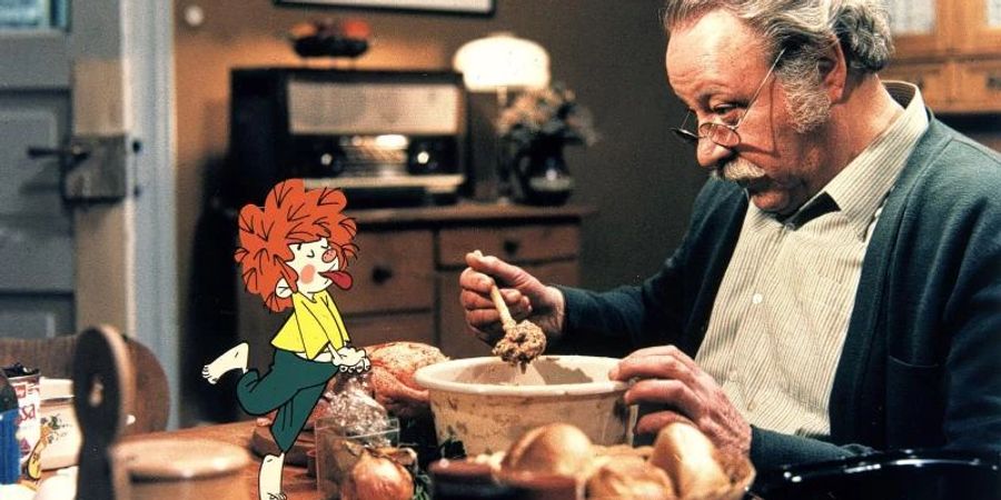 Der Schauspieler Gustl Bayerhammer und der kleine Kobold Pumuckl (l) in einer Szene aus «Meister Eder und sein Pumuckl». Foto: ---/KPA/United Archives/dpa