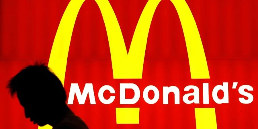 Passant vor dem Logo von McDonald's