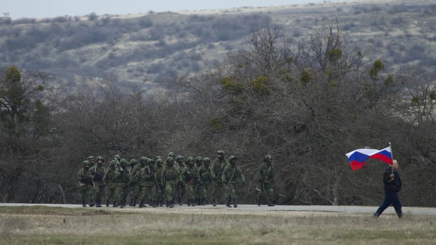 Daraufhin besetzten russische Truppen die zur Ost-Ukraine gehörenden Halbinsel Krim.