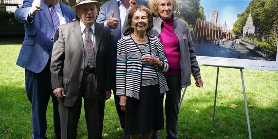 Der ehemalige konservative Abgeordnete Eric Pickles (links) und der frühere Erziehungsminister Ed Balls posieren mit den Holocaust-Überlebenden Sir Ben Helfgott, Lily Ebert (2. v. r.) und Susan Pollack (Archivbild). Foto: Yui Mok/PA Wire/dpa