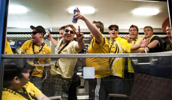 YB-Fans in einem Extrazug an ein Auswärtsspiel der Super League im Jahr 2011. YB