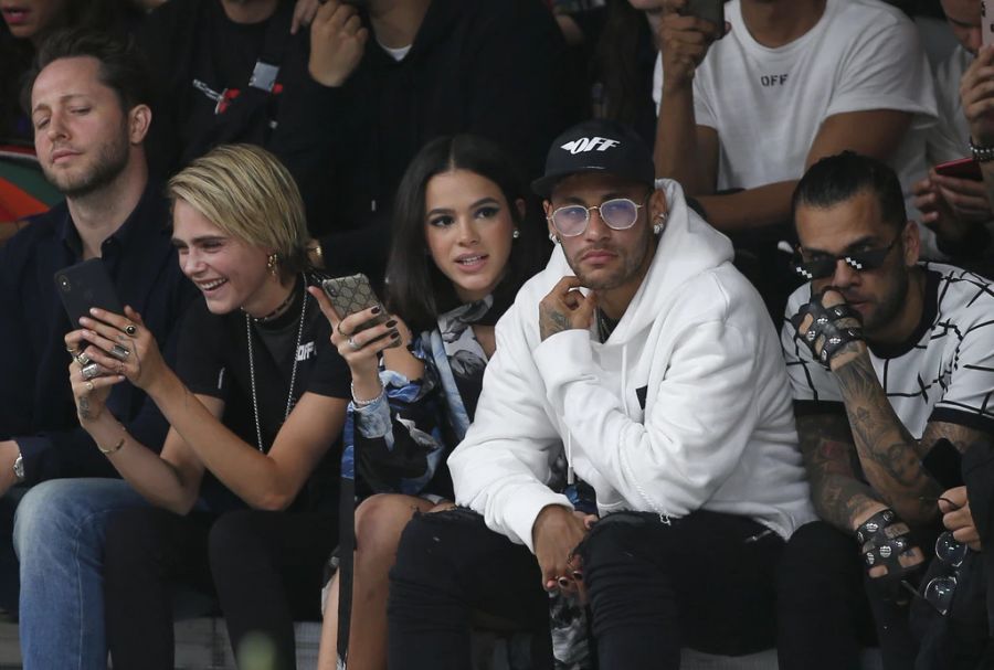 Bis 2018 war Neymar (2.v.r.) mit Bruna Marquezine (2.v.l.) ein Paar.