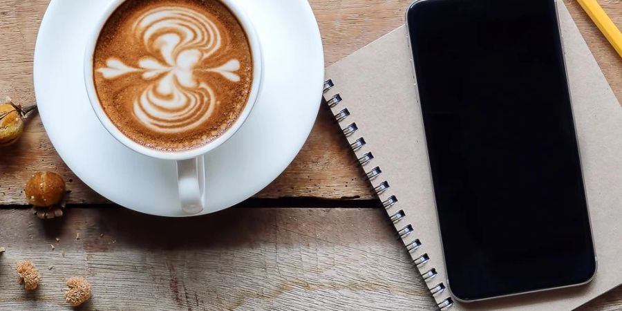 Von der richtigen Wassertemperatur bis zum Milchschaum: Einige Apps helfen bei der Zubereitung des perfekten Kaffees.