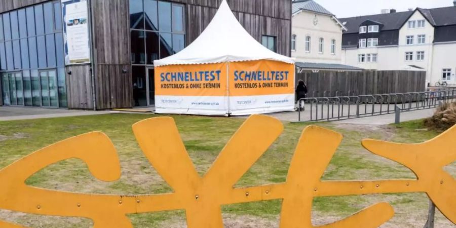 Ein Testcenter für Corona-Schnelltests steht in Wenningstedt. Foto: Daniel Bockwoldt/dpa