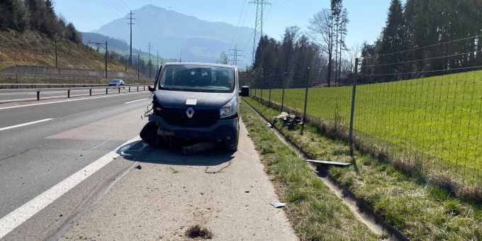 Im Kanton Zug kam es zu einem Unfall mit einem Militärfahrzeug. Unfall Militärfahrzeug Risch-Rotkreuz