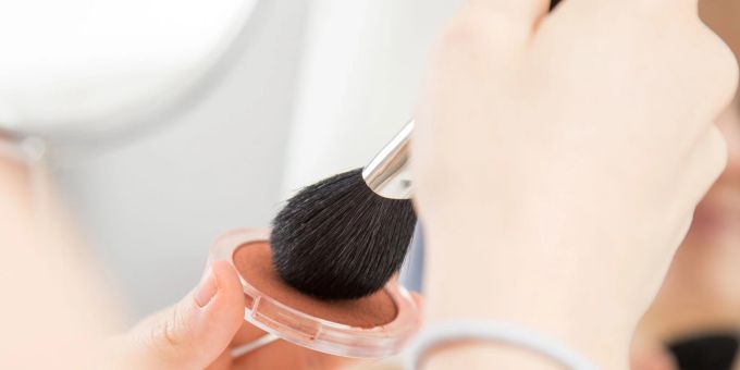 Rouge enthält oft natürliche Rohstoffe aus unterirdischen Bodenvorkommen. Rouge enthält oft natürliche Rohstoffe aus unterirdischen Bodenvorkommen.