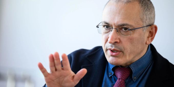 Der russische Regimekritiker Michail Chodorkowski äussert sich bei einem Pressegespräch in Berlin zum Krieg Russlands gegen die Ukraine. Der russische Regimekritiker Michail Chodorkowski äussert sich bei einem Pressegespräch in Berlin zum Krieg Russlands gegen die Ukraine.