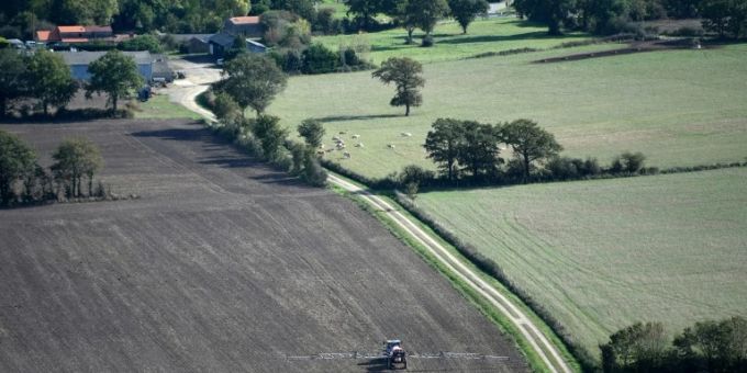 Bauer beim Düngen eines Feldes in Frankreich Bauer beim Düngen eines Feldes in Frankreich