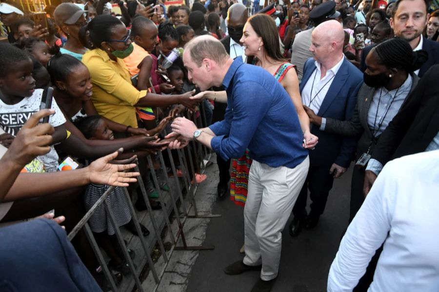 Prinz William und Herzogin Kate wurden in Jamaika von Fans begrüsst.