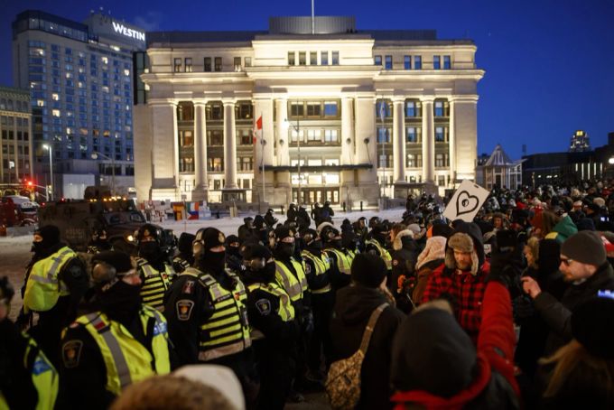 Polizisten drängen Teilnehmer der Trucker-Proteste in Ottawa zurück. Corona