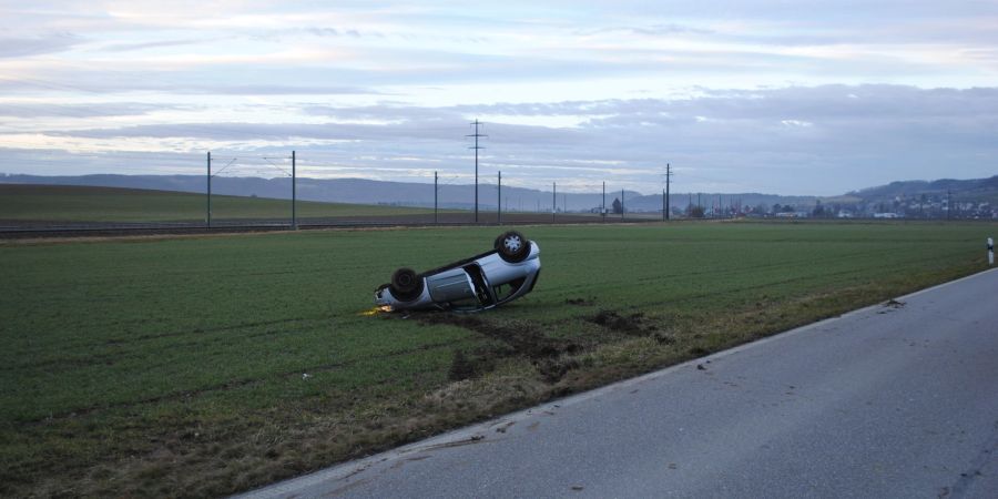 Wilchingen SH: Auto überschlägt sich und landet im Acker