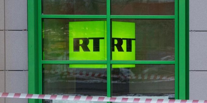 Das Logo des staatlichen russischen TV-Senders RT ist im Fenster des Firmenbüros zu sehen. Foto: Pavel Golovkin/AP/dpa Das Logo des staatlichen russischen TV-Senders RT ist im Fenster des Firmenbüros zu sehen. Foto: Pavel Golovkin/AP/dpa