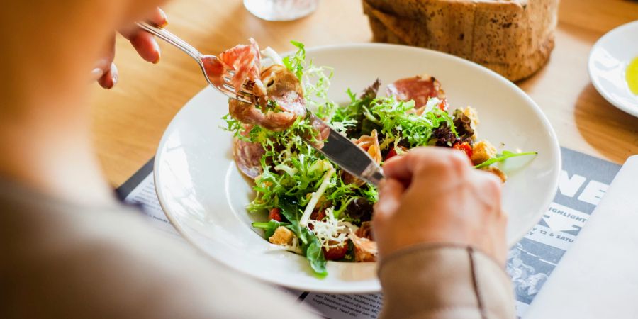 Beim Intervallfasten darf man alles essen, macht aber mindestens 12 Stunden Pause.