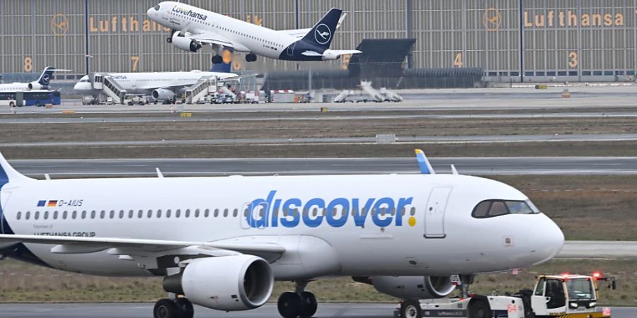 Ein Passagierflugzeug der Lufthansa-Tochter Discover Airlines am Frankfurter Flughafen. (Archivbild)