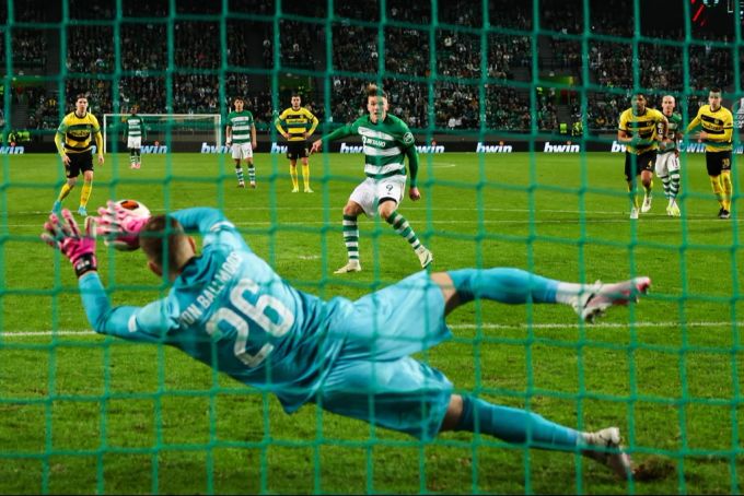 David von Ballmoos pariert gegen Gyökeres einen Penalty. YB