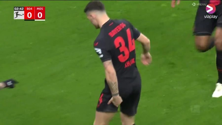 Nach seinem Treffer hält sich Granit Xhaka am Oberschenkel fest.