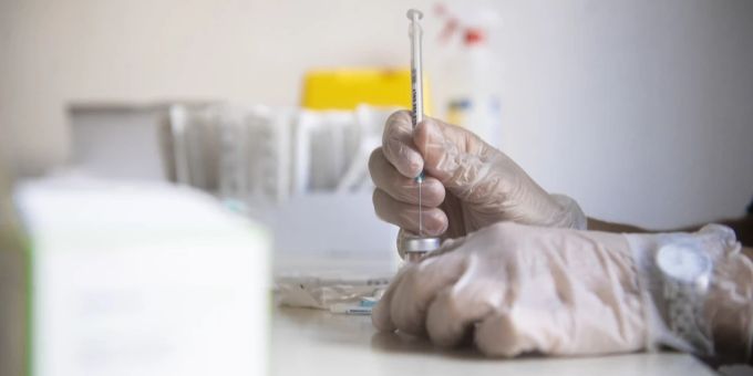 Studie - Zwei sehr seltene Nebenwirkungen bei Corona-Impfungen entdeckt