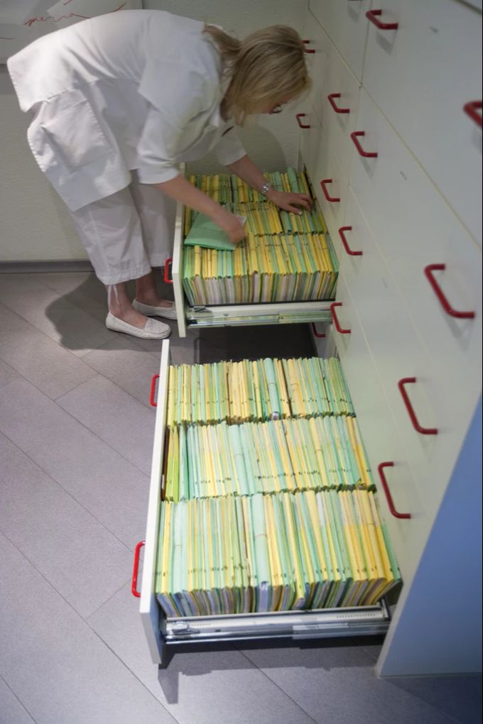 Eine medizinische Praxisassistentin (MPA) sucht bei einem Hausarzt nach Patientendaten, am 18. Mai 2009 (Symbolbild). Patientendaten Hausarzt