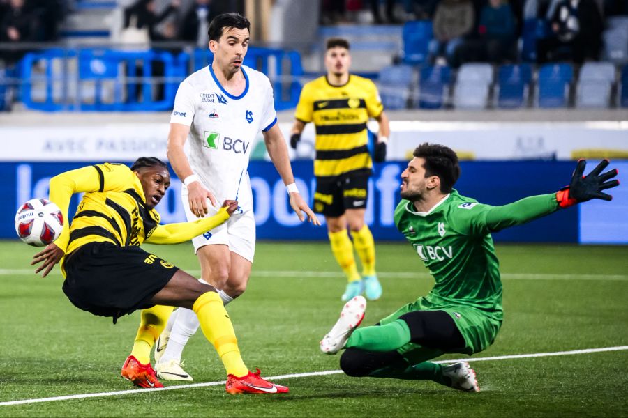 Lausanne-Keeper Karlo Letica ist gegen Joel Monteiro zur Stelle.