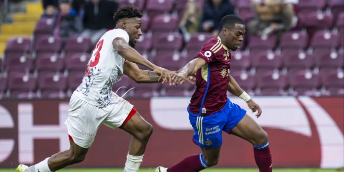 Genfs Dereck Kutesa (r.) setzt sich gegen Rayan Kadima durch. Servette