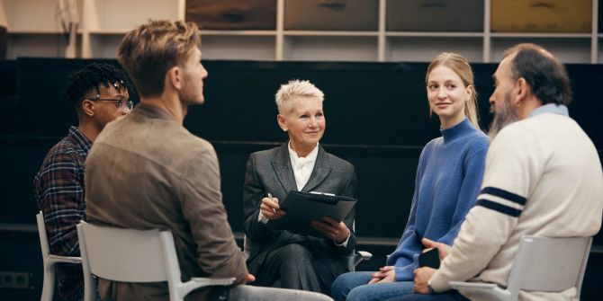 gruppe sitzt bei der therapie, männer und frauen