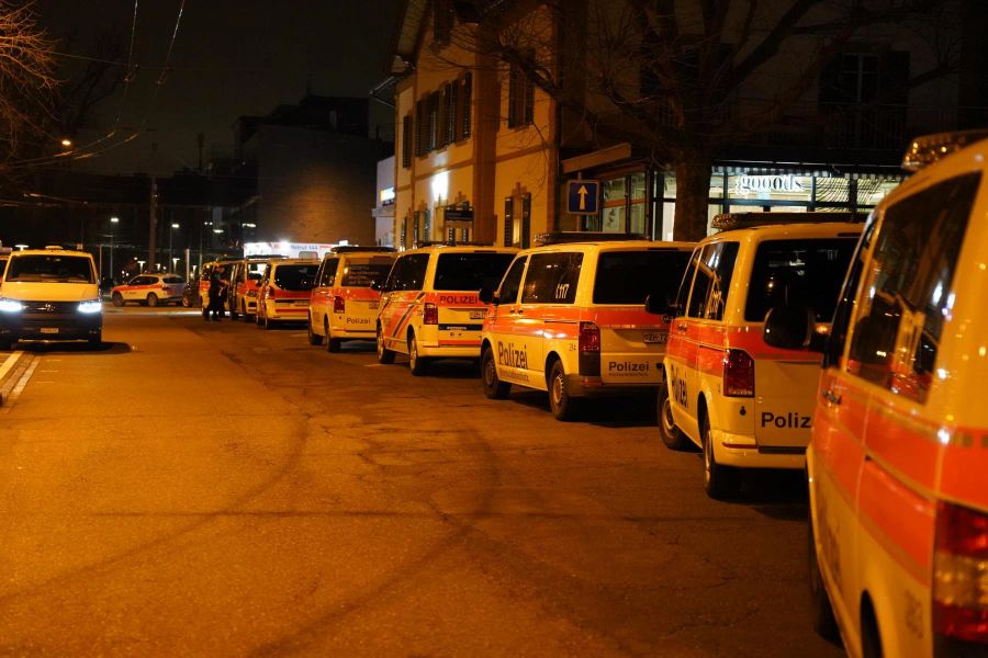 Mindestens 12 Autos von der Kapo und der Stapo waren am Bahnhof Zürich Tiefenbrunnen im Einsatz.