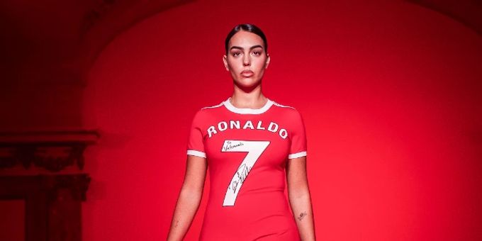 An Paris Fashion Week - Ronaldo-Georgina verzückt mit CR7-Kleid