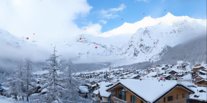 Eine dicke Schicht Neuschnee liegt auf den Dächern von Saas-Fee VS. Saas-Fee im Schnee