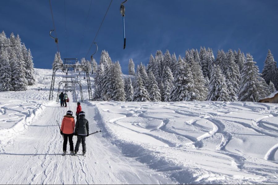 Laut «Meteoschweiz» dürfen die meisten Bergregionen mit «10 bis 30 Zentimeter Neuschnee» rechnen.