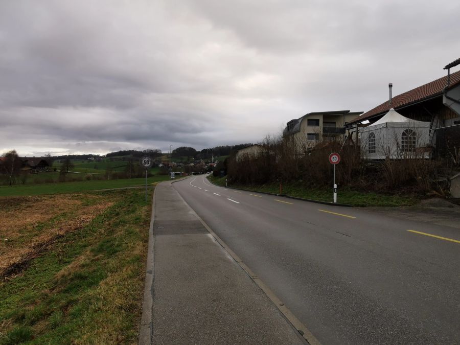 In Tafers ziert neu auch noch ein durchgestrichenes 50er-Schild den Beginn der 60er-Zone.