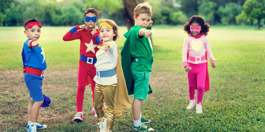 Kinder im Superheldenkostüm