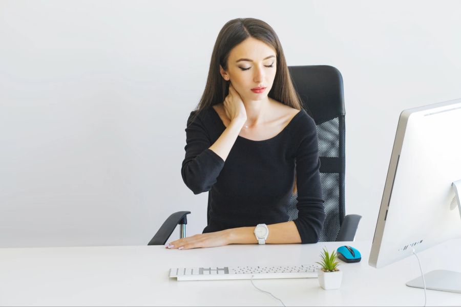 Frau Büro Computer Schmerz