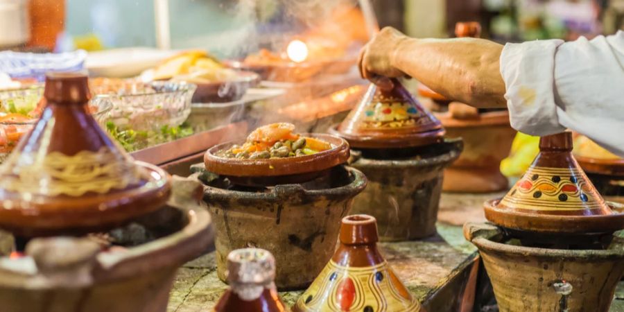 Marokkanische Gerichte werden oft in der traditionellen Tajine hergerichtet.