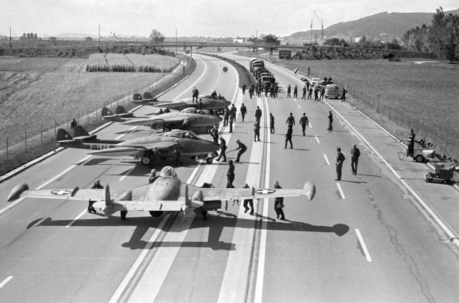 Vier Venom DH-112 der Schweizer Luftwaffe werden am 16. September 1970 an der Übung "STRADA" auf einem Abschnitt der Autobahn A1 bei Oensingen von den Bodenmannschaften betankt, nachdem sie dort gelandet sind.