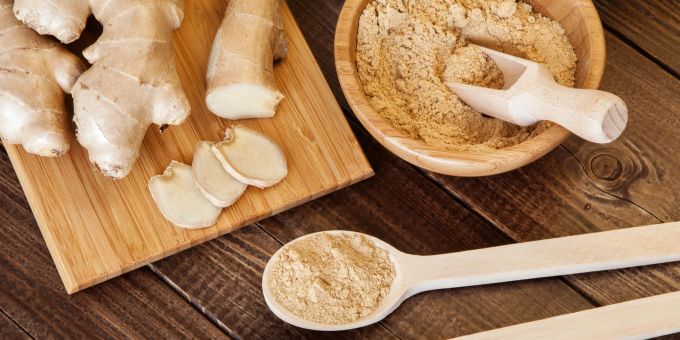 Ingwer gilt als kleines Wundermittel – auch wenn es darum geht, den Blutzuckerspiegel zu senken. Ingwer geschnitten und gemahlen