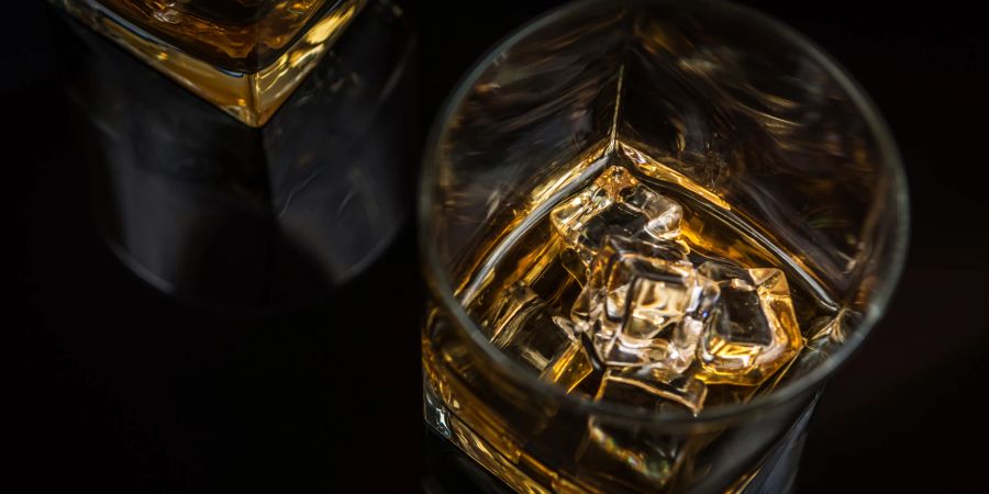 whisky mit eiswürfeln im glas
