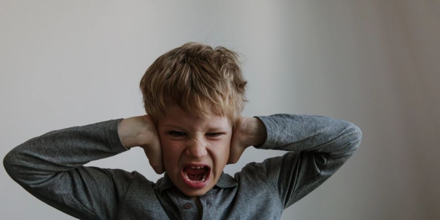 Sowohl Kleinkinder als auch ältere Kinder haben manchmal Probleme damit, mit starken Emotionen umzugehen.