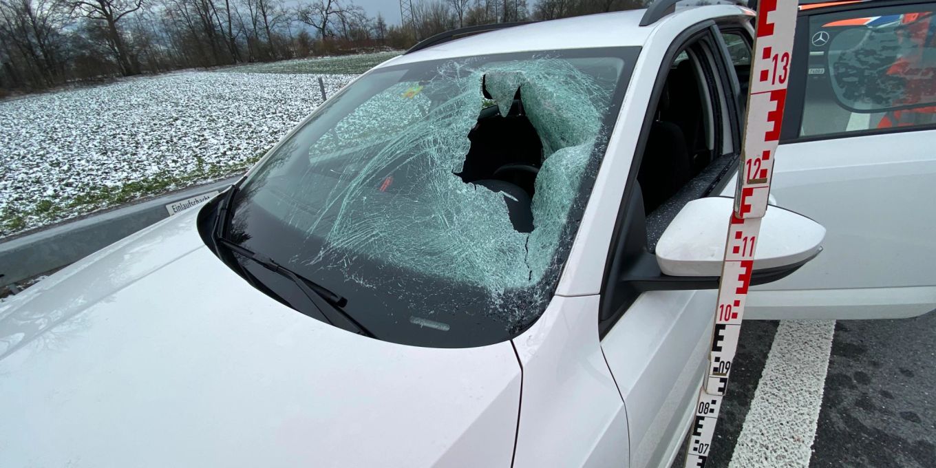 Baar ZG: Eisplatte zerschmettert Windschutzscheibe von Auto