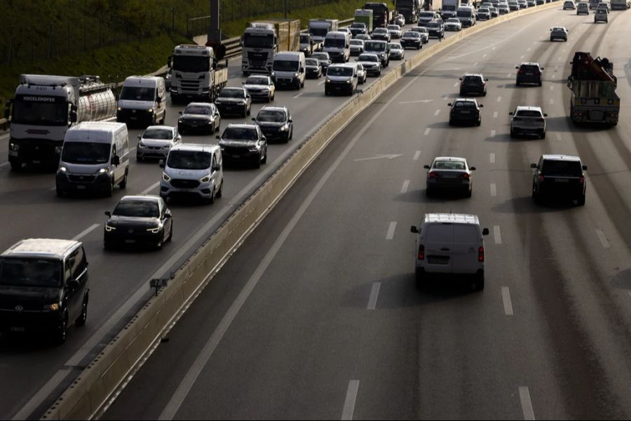 Jährlich geben Bund, Kantone und Gemeinden rund 11 Milliarden Franken für den Strassenverkehr aus. (Symbolbild)