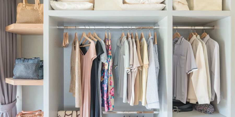 Shoppen im Kleiderschrank - alte Kleidungsstücke lassen sich zu neuen Outfits kombinieren.