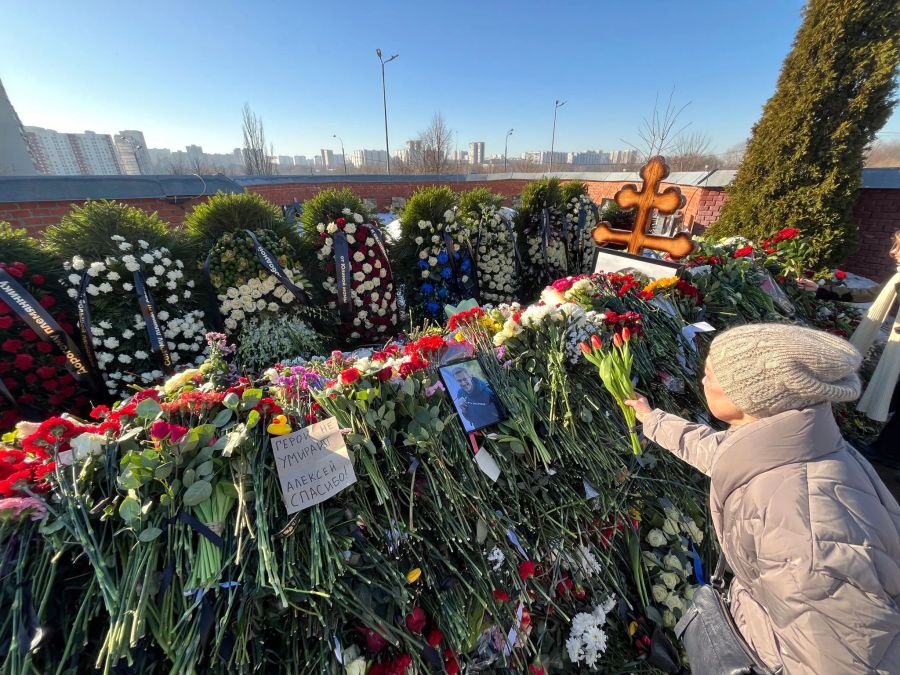 Mit Blumen nehmen Trauernde Abschied – das ist in Russland jedoch mit Risiko verbunden.