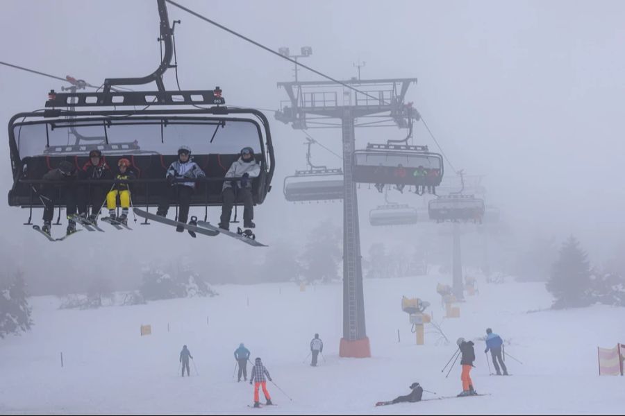 Schlechtes Wetter kann den Skiurlaub ganz schön vermiesen.