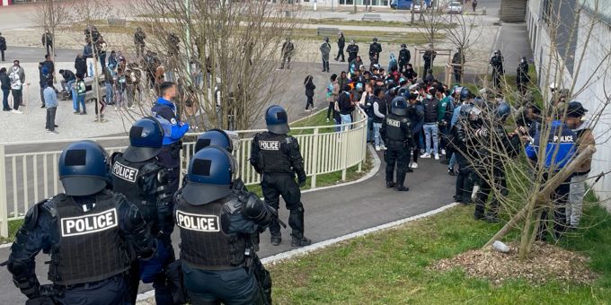 Pfeffersprayeinsatz - Versammlung und Störung in Villars-sur-Glâne FR
