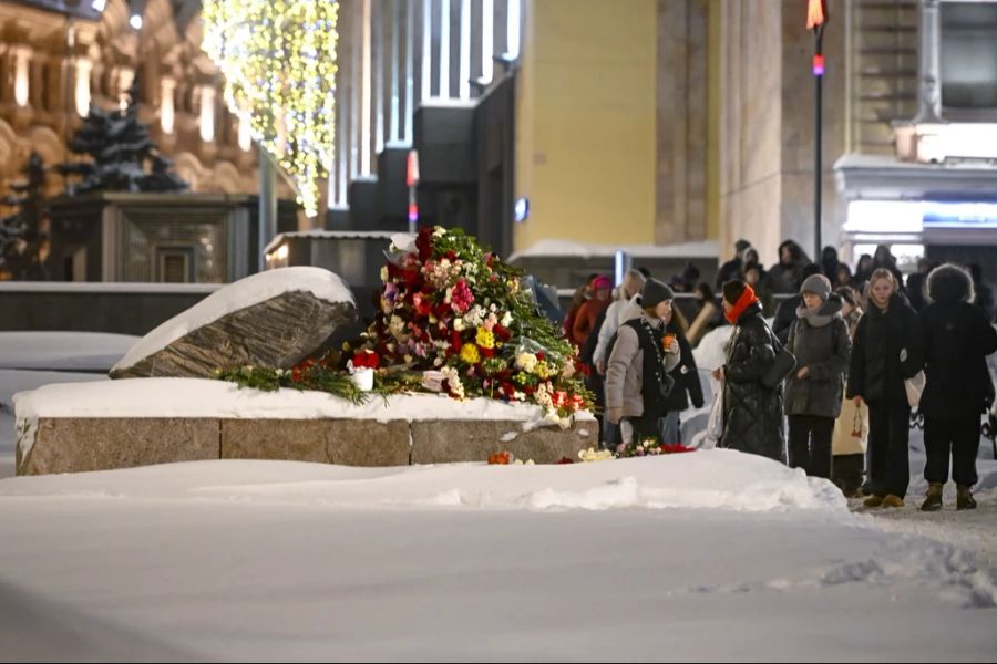 Menschen trauerten am Freitag in Moskau um den verstorbenen Alexej Nawalny und legten Blumen nieder.