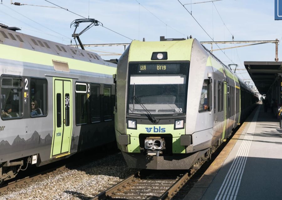 Ein Pendler fühlt sich in einem BLS-Zug anscheinend wohl: Er legt sein Bein auf den Tisch und schaut sich Tiktoks ohne Kopfhörer an.