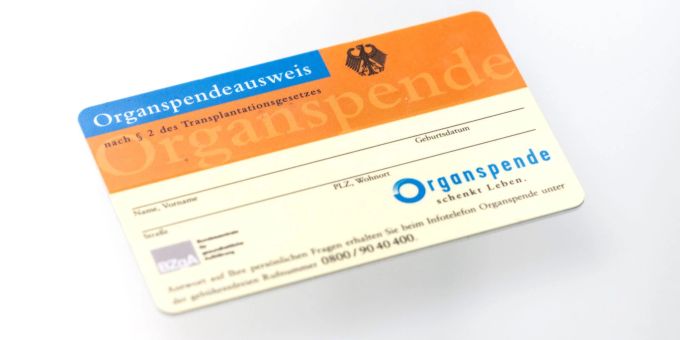 Ein Organspendeausweis. Im Laufe des Jahres soll ein Organspende-Register online gehen, in dem man seine Entscheidung hinterlegen kann. Ein Organspendeausweis. Im Laufe des Jahres soll ein Organspende-Register online gehen, in dem man seine Entscheidung hinterlegen kann.