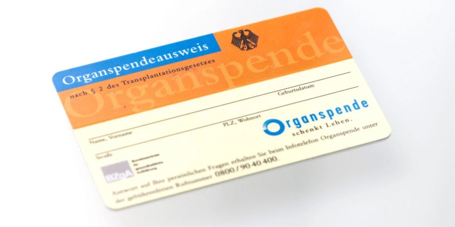 Ein Organspendeausweis. Im Laufe des Jahres soll ein Organspende-Register online gehen, in dem man seine Entscheidung hinterlegen kann.